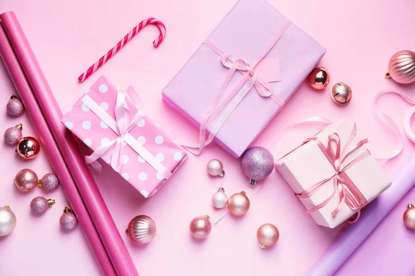 Hermosos Regalos Para Navidad Con Decoración Sobre Fondo Color — Foto de Stock