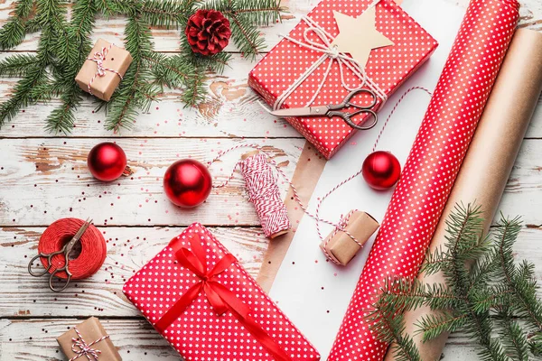 白い木製の背景に装飾が施されたクリスマスのための美しい贈り物 — ストック写真
