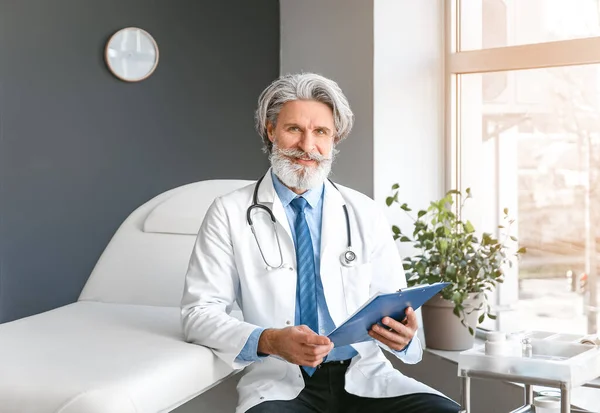 Portrait Senior Male Doctor Clinic — Stock Photo, Image