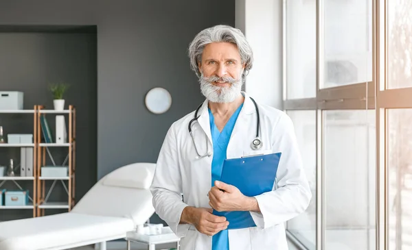 Retrato Del Médico Senior Masculino Clínica —  Fotos de Stock