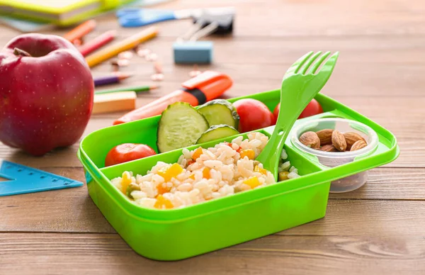Шкільна Обідня Коробка Смачною Їжею Дерев Яному Фоні — стокове фото