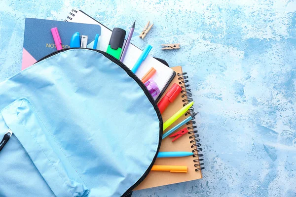 Σχολική Τσάντα Γραφική Ύλη Στο Φόντο Χρώμα — Φωτογραφία Αρχείου