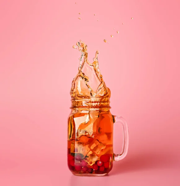 Mason Jar Cold Tea Splashes Color Background — Stock Photo, Image