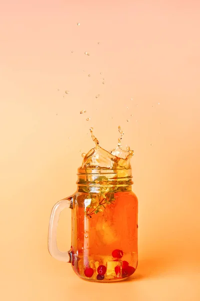 Mason Jar Cold Tea Splashes Color Background — Stockfoto