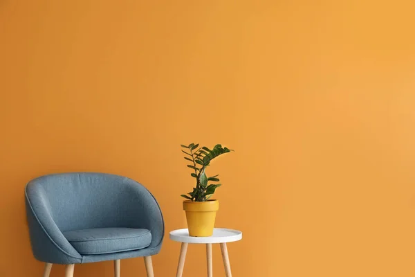 Comfortable Armchair Table Houseplant Color Wall — Stock Photo, Image