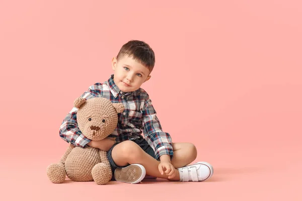 Schattig Jongetje Met Speelgoedbeer Kleur Achtergrond — Stockfoto