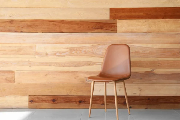 木製の壁の近くの快適な椅子 — ストック写真