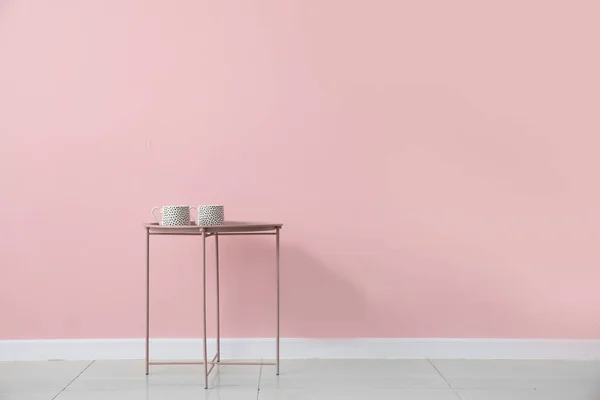 Μοντέρνο Τραπέζι Κοντά Χρώμα Τοίχου — Φωτογραφία Αρχείου