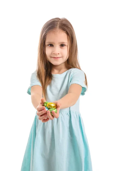 Beyaz Arka Planda Çikolata Yumurtaları Olan Tatlı Küçük Bir Kız — Stok fotoğraf