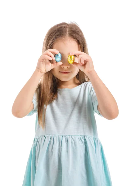 Schattig Klein Meisje Met Zoete Chocolade Eieren Witte Achtergrond — Stockfoto