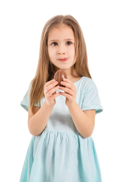 Beyaz Arka Planda Çikolata Yumurtası Olan Tatlı Küçük Bir Kız — Stok fotoğraf