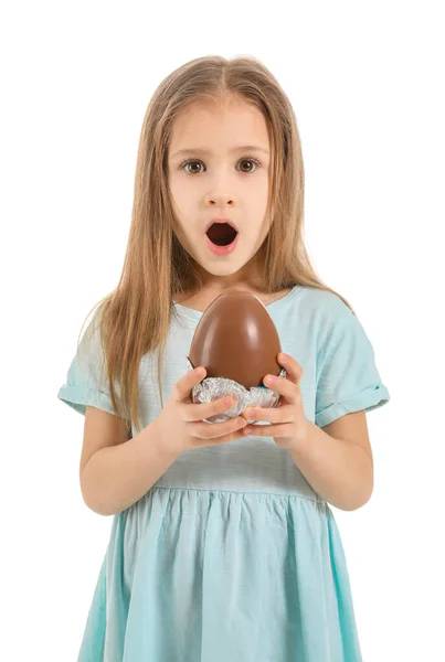 Beyaz Arka Planda Çikolata Yumurtası Olan Küçük Bir Kız — Stok fotoğraf
