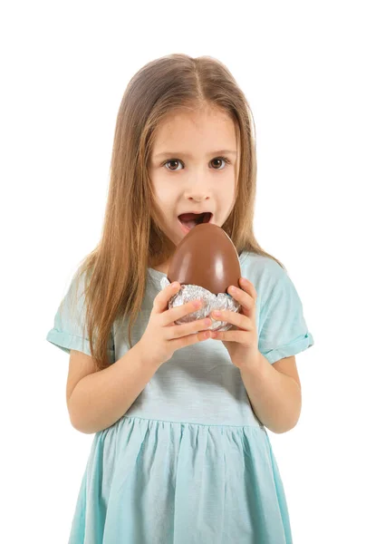 Beyaz Arka Planda Çikolata Yumurtası Olan Tatlı Küçük Bir Kız — Stok fotoğraf