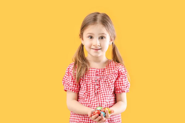 Menina Bonito Com Ovos Chocolate Doce Fundo Cor — Fotografia de Stock