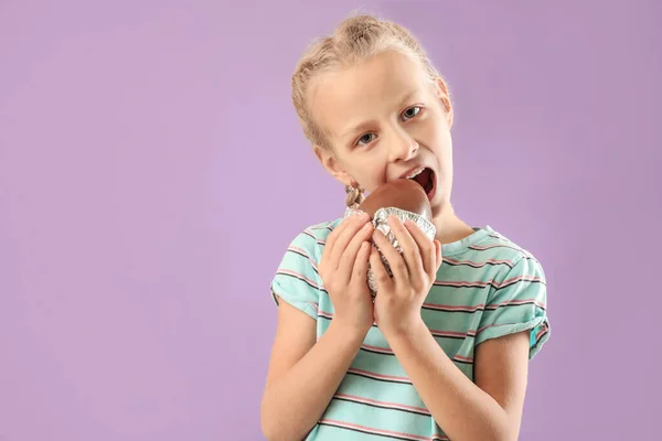 Cute Little Girl Słodką Czekoladą Jajko Tle Koloru — Zdjęcie stockowe