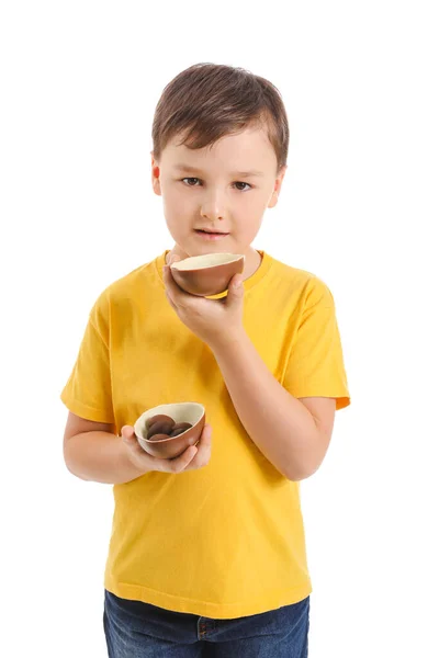 Roztomilý Chlapeček Sladkými Čokoládovými Vejci Bílém Pozadí — Stock fotografie