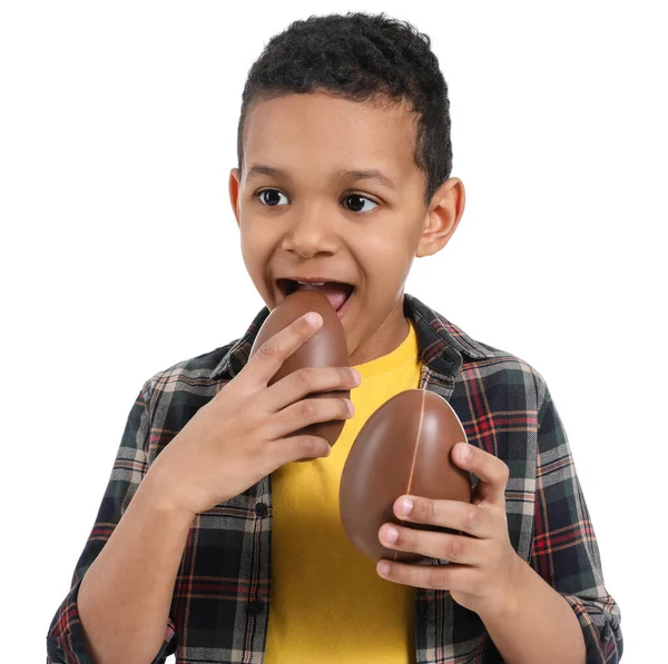 Słodkie Afroamerykanin Chłopiec Słodkie Czekoladowe Jaja Białym Tle — Zdjęcie stockowe
