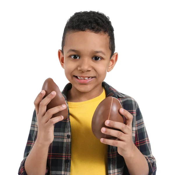 Söt Afroamerikansk Pojke Med Söt Choklad Ägg Vit Bakgrund — Stockfoto