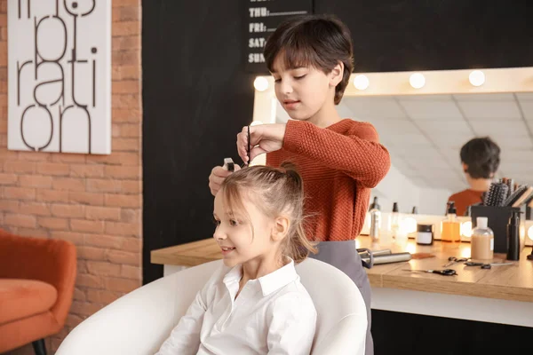 Cute Little Fryzjer Pracuje Klientem Salonie Piękności — Zdjęcie stockowe