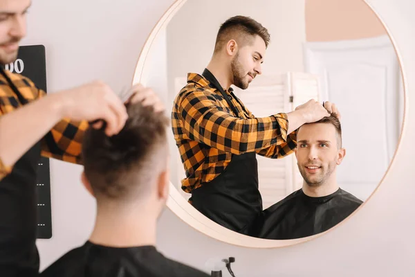 Coiffeur Masculin Travaillant Avec Client Dans Salon — Photo