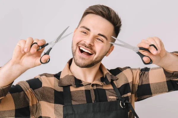 Man Kapper Grijze Achtergrond — Stockfoto