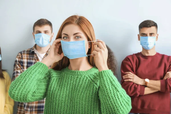 Een Jonge Vrouw Met Een Beschermend Masker Begrip Epidemie — Stockfoto