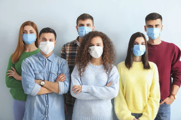 Grupo Personas Con Máscaras Protectoras Sobre Fondo Claro Concepto Epidemia — Foto de Stock