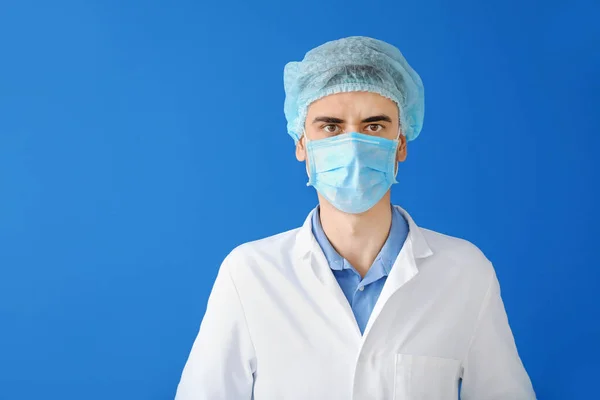 Renkli Koruyucu Maskeli Bir Erkek Doktor Salgın Kavramı — Stok fotoğraf
