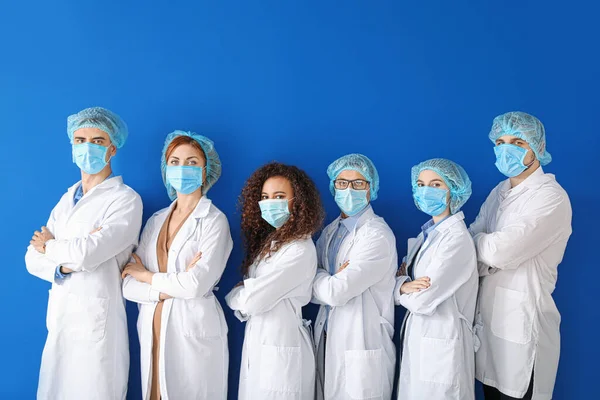 Група Лікарів Захисними Масками Кольоровому Фоні Концепція Епідемії — стокове фото