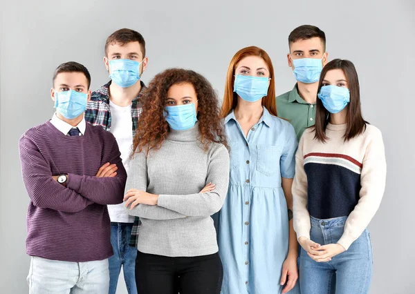 Grupo Pessoas Com Máscaras Protetoras Fundo Cinza Conceito Epidemia — Fotografia de Stock