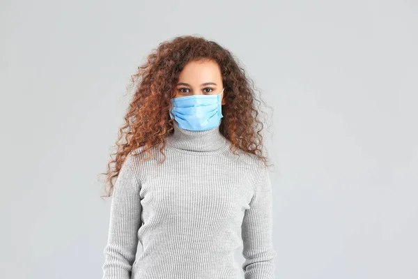Jovem Com Máscara Protetora Sobre Fundo Cinzento Conceito Epidemia — Fotografia de Stock