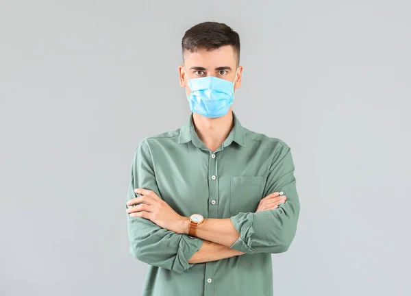 Jongeman Met Beschermend Masker Grijze Achtergrond Begrip Epidemie — Stockfoto