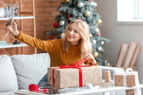 Schöne Junge Frau Macht Selfie Beim Einpacken Von Weihnachtsgeschenken Hause — Stockfoto