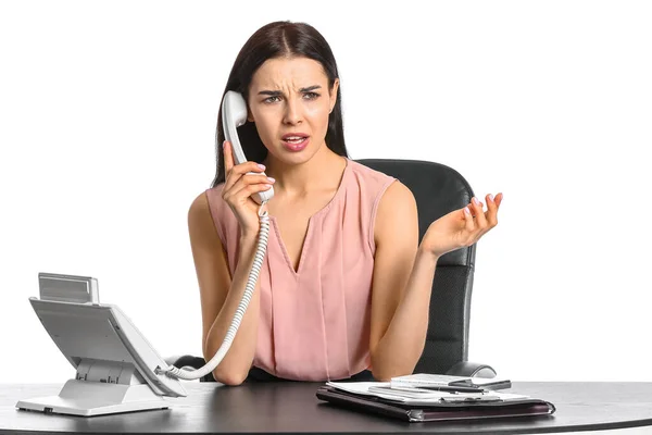 Hermosa Joven Secretaria Hablando Por Teléfono Mesa Sobre Fondo Blanco — Foto de Stock