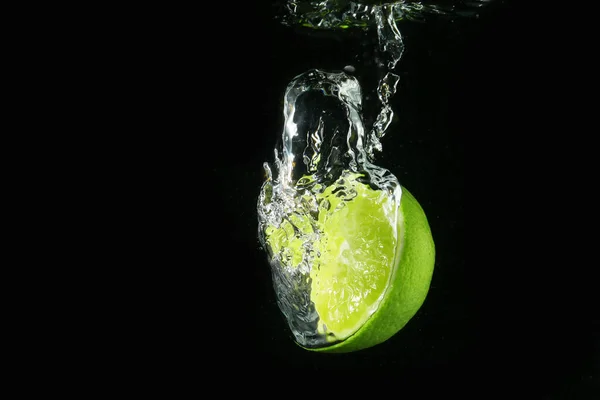 Falling Cut Lime Water Dark Background — Stock Photo, Image
