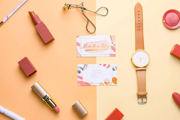 Cosmética Decorativa Accesorios Con Tarjetas Visita Maquillador Sobre Fondo Color —  Fotos de Stock