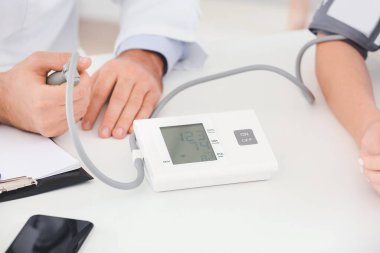 Erkek doktor Bayan hasta hastanede kan basıncı ölçme