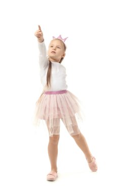 Küçük şirin prenses beyaz arka planda bir şeye bakıyor.