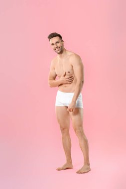 Renkli iç çamaşırlı yakışıklı adam.