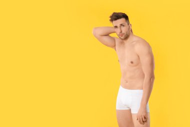 Renkli iç çamaşırlı yakışıklı adam.