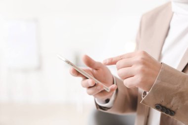 Hareket eden telefon içinde ofis, closeup ile genç işadamı