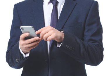 Beyaz arka planda cep telefonu olan genç bir işadamı