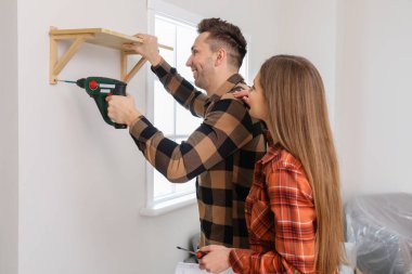 Evde mobilya montajı yapan genç çift.