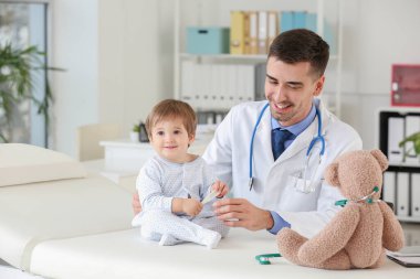 Küçük bebek kliniğinde inceleyerek çocuk doktoru