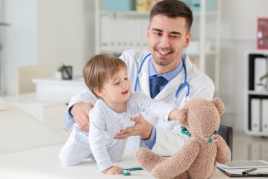 Küçük bebek kliniğinde inceleyerek çocuk doktoru