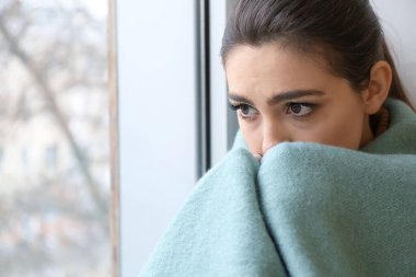 Depresif genç kadının yanına evde pencere