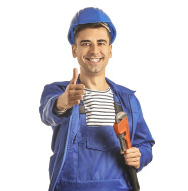 Beyaz arka planda baş parmak gösteren yakışıklı erkek işçi