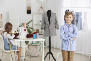 Atölyede çalışan şirin terziler.