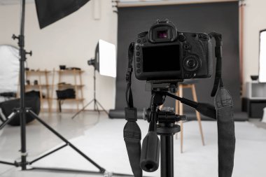 Profesyonel fotoğraf stüdyosunda modern kamera