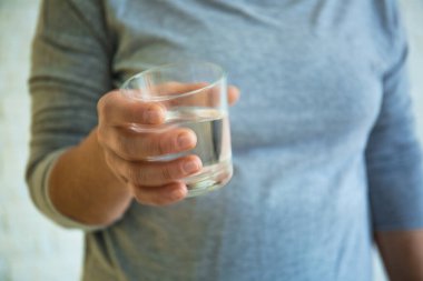Parkinson sendromundan muzdarip yaşlı kadın, yakın plan.